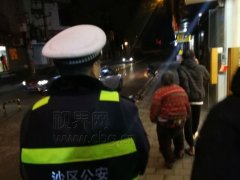 寒冬中的温暖  网吧老板接济迷路老人