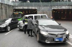 违法变道遇新手后溜  高峰期两车擦挂挡住半条路