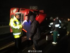 超载重型货车  侧翻内环下道口