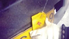 遮挡号牌又有新花招 遇查将线一扯露出号牌