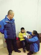 公交车到终点站 6岁男孩咋不愿下车？