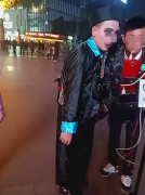 小伙街头扮“僵尸”直播    惊悚又呆萌