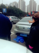 行人被卷入车底  身旁蔬菜被碾碎