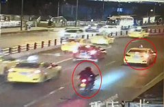 的哥主干道违规倒车引发事故  抵赖称摩托车追尾