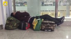 民工返乡在车站睡着：回家过节高兴