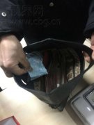 女子弄丢4万多元现金 好心保安捡拾物归原主