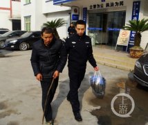 上厕所出来大巴车开走了？男子走了两天饿昏在路边树林