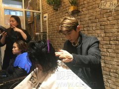 老人和儿童免费理发 为俩小伙点赞