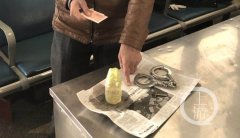 男子带煤油上火车被拦下：以为可以治皮肤病