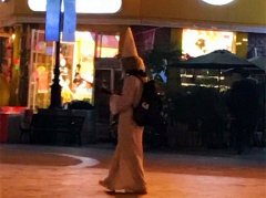 “白无常”深夜在街头行走  还开直播