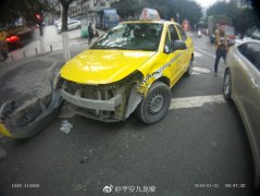 强行挤缝酿事故    司机：我的水平下降了