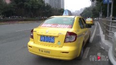 男子深夜捡到一个包 里面装了两万元现金