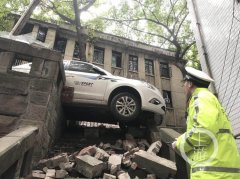 女司机开车撞碎石墩悬半空：一紧张踩油门“飞”了出去