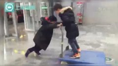 危险！两男孩候车厅玩货物推车险摔倒