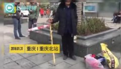 7旬大爷雕霸气烟枪：金龙缠绕半人高