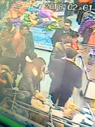 工作人员因忙碌疏忽 女子障眼法顺走商品