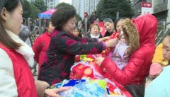 大妈自制棉袄送邻里 7年送出价值6万多