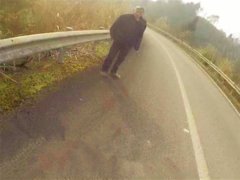 司机超载遇检查 扔下亲爹撒腿就跑