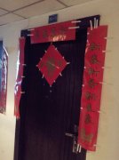 这屋主咋想的？ 春联竟被这样贴门上