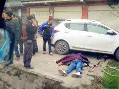 轿车冲进路边地坝  有人倒地旁边还有血迹