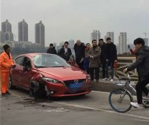 “炫车技” 小车桥上180度翻转