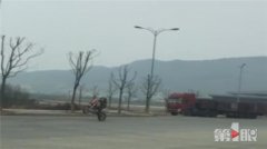 俩男子骑摩托车秀车技 还都没有驾驶证