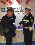 牛人！醉酒男子将钱包当垃圾扔掉