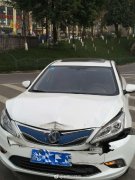 司机强行插队  变道追尾货车