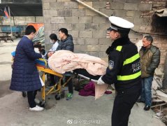 女子突然身体僵直  民警快速将其送医救治