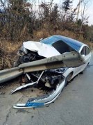 轿车将路边护栏撞成两截  车头面目全非