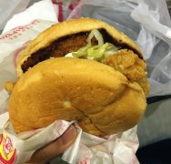 快餐店买的汉堡  打开一看面包片全糊了