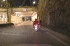 9岁男孩凤天路上骑自行车   原是“虎妈”陪儿子公路练胆