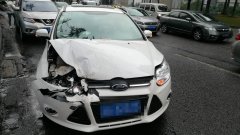 男子驾车在闹市区玩飘逸  结果撞了