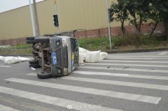 十字路口不减速让行 两车相撞损失惨重