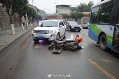 酒后驾驶摩托车逆行“兜风”  结果栽了