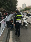 女乘客下车开门不观察  后面摩托车小伙很受伤