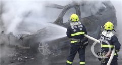 SUV高速路上自燃  市政洒水车帮忙灭火