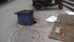 女老板整天在店外无心做生意 只因这个“黑洞”