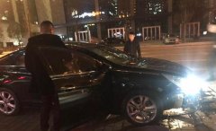 撞断4根隔离桩 昏迷司机摇醒后被带离现场