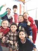 洪崖洞有对袖珍夫妻 三尺戏台守护皮影老手艺