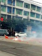 有人竟在马路中间放爆竹 烟雾弥漫纸散一地