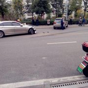 两辆宝马街头相撞 车头深陷电线杆