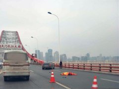 环卫工横穿马路被撞飞  弹起好几米高