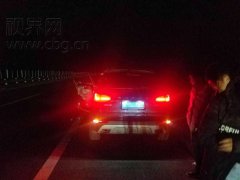 高速公路乱停车 门都被撞落了