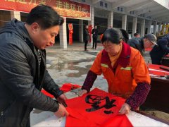 书法爱好者挥毫泼墨 500幅春联送给环卫工