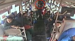 男子突然晕倒 司机改线路送医途中他醒了