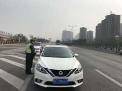 迷路一捉急  他把车直接停在行车道上