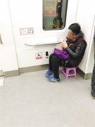 女子自带板凳坐地铁 一点也不违和