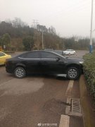 男子驾车转盘不减速  车辆打滑垂直撞上路沿