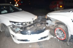 前车突然停车左转  后车紧急避让占道撞上对向来车